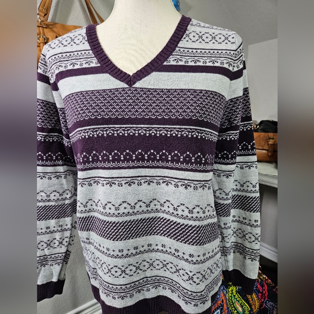 EUC Croft & Barrow V-Neck Sweater in Purple and Gray